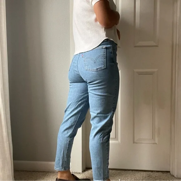 Levi’s High Waist Taper Jeans - Picture 2 of 8